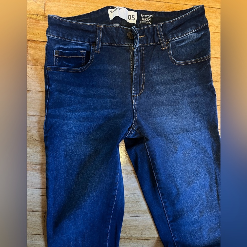 High-waisted jeggings in a dark blue wash. Garage, size 5. So comfortable!